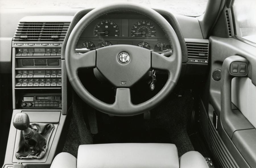 Торпедо Alfa Romeo 164 Cloverleaf 1990 года  (фото 2 из 4)